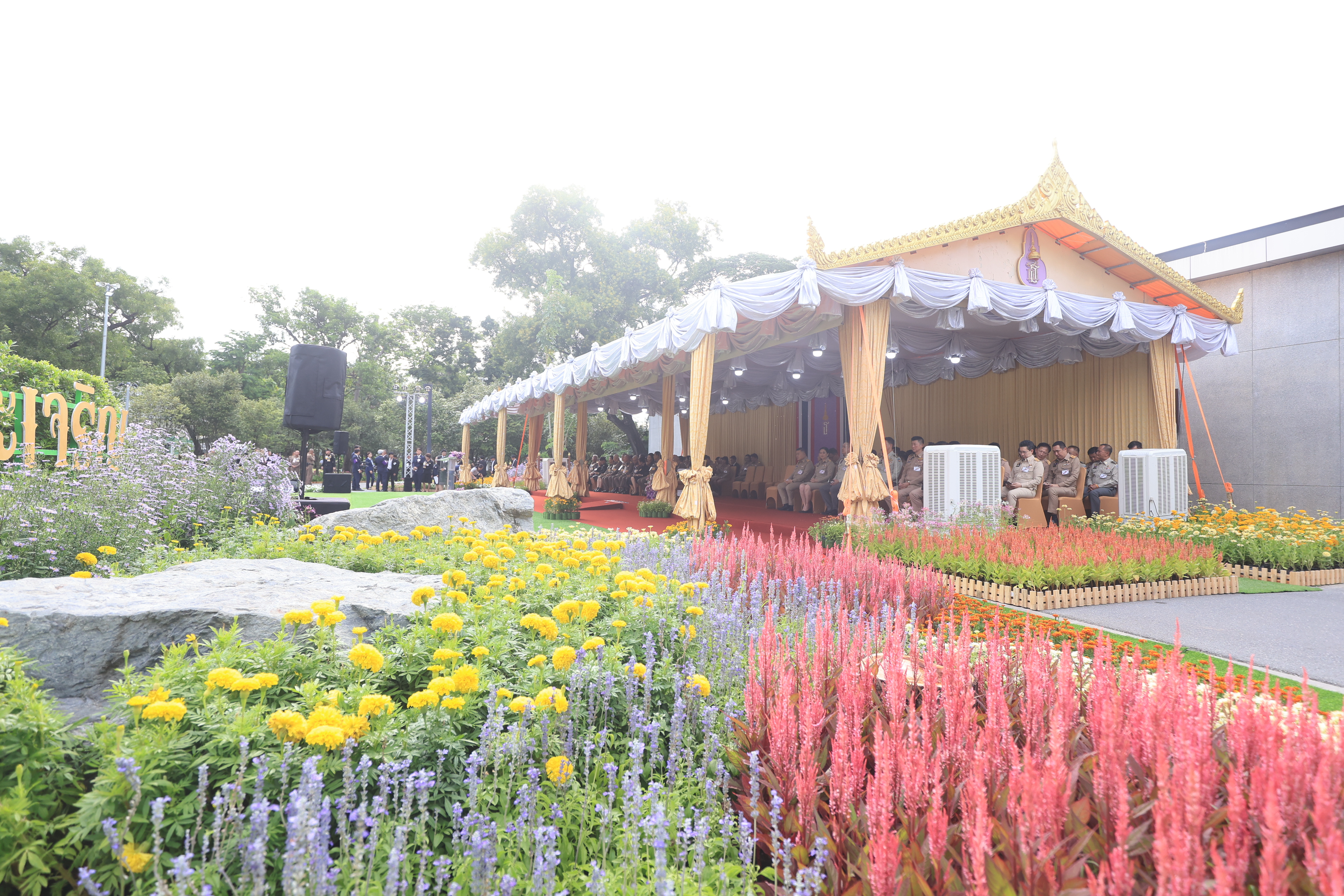 title - สำนักงานการปฏิรูปที่ดินเพื่อเกษตรกรรม ร่วมเฝ้าฯ รับเสด็จ สมเด็จพระกนิษฐาธิราชเจ้า กรมสมเด็จพระเทพรัตนราชสุดา ฯ สยามบรมราชกุมารี เสด็จพระราชดำเนินไปทรงเปิดงาน “สีสรรพรรณไม้ เทิดไท้บรมราชินีนาถ”